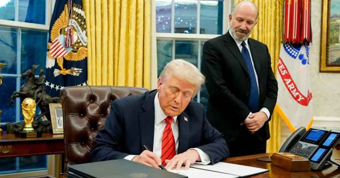 Firma Trump órdenes ejecutivas para imponer aranceles del 25% a aluminio y acero