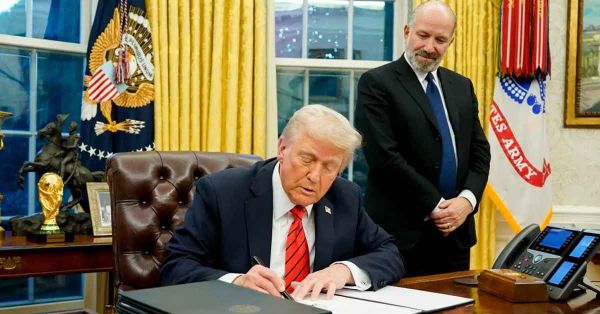 Firma Trump órdenes ejecutivas para imponer aranceles del 25% a aluminio y acero