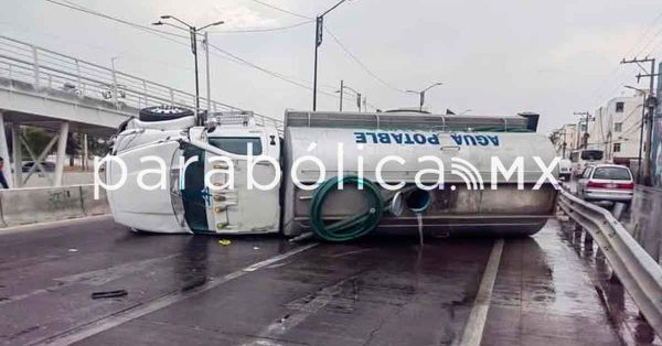 Vuelca pipa de agua en el Periférico