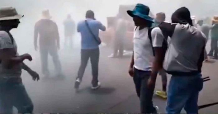 Sigue paro de la CNTE; chocan con policías frente a Segob