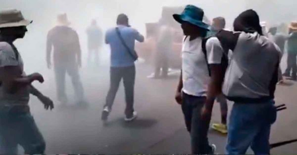 Sigue paro de la CNTE; chocan con polic&iacute;as frente a Segob