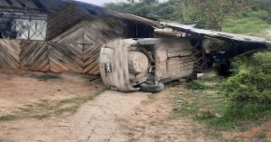 Vuelca auto dentro de una vivienda en Tenango de la Flores