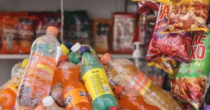 Entra en vigor la prohibición de comida chatarra en escuelas del país