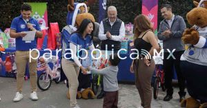 Reciben juguetes de Reyes ni&ntilde;os que reciben terapia en el CMERI: DIF