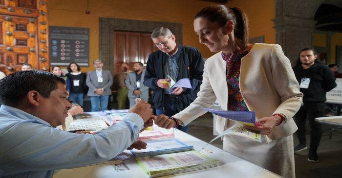 Vota Sheinbaum junto a Palacio Nacional en la Elección Judicial