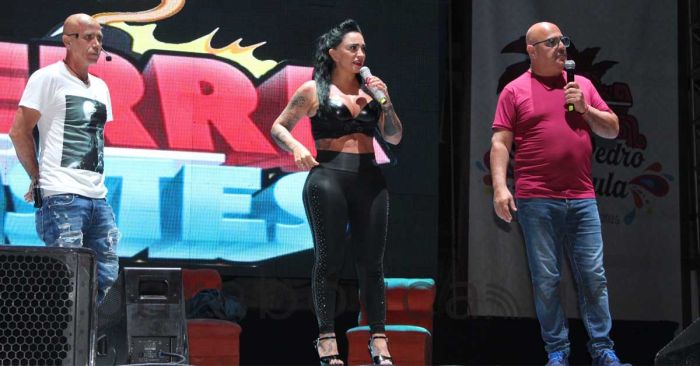 Llena de humor &quot;Guerra de Chistes&quot; en la Gran Feria de Cholula