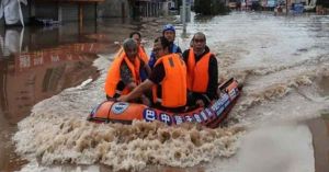Evacúan a 80 mil personas por inundaciones en China