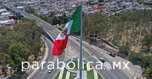 Exigen respeto a México en el Día de la Bandera