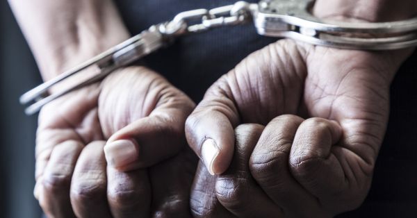 Hay dos hombres detenidos por intento de asalto a Farmacia Guadalajara en Puebla
