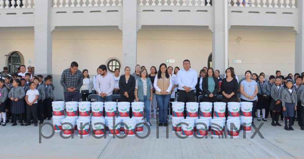 Entrega Ariadna Ayala rehabilitación en escuela de Atlixco