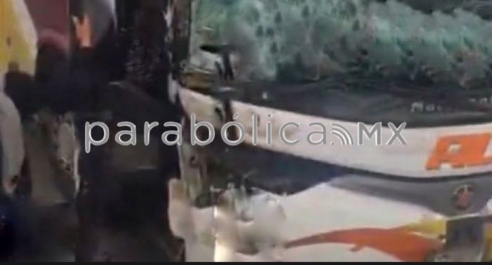 Choca autobús AU sobre la autopista Puebla-Córdoba