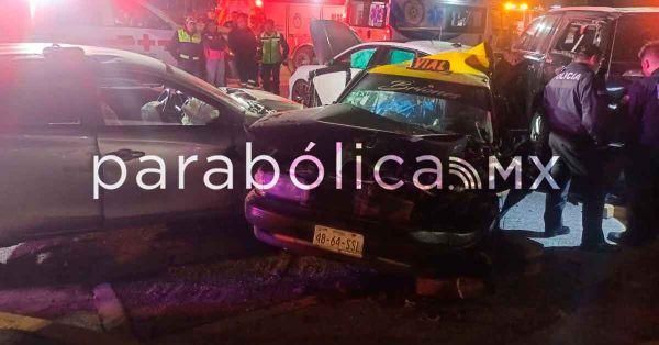 Chocan a alta velocidad en la Atlixcáyotl; una mujer muere