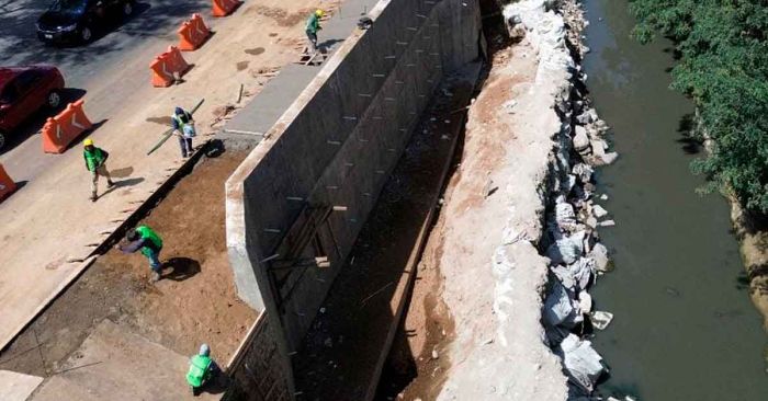Supervisan construcción del muro de contención del río Alseseca