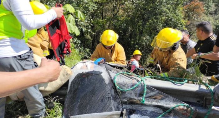 Suman 3 muertos y 21 heridos por volcadura en Huauchinango