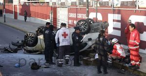 Aparatoso accidente en Calzada Zaragoza deja un joven herido