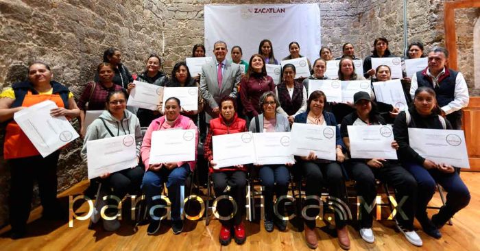 Entregan títulos de propiedad a bajo costo en Zacatlán