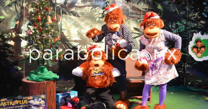 Presentan la obra &ldquo;C&eacute;sar y el monstruo de la Navidad&rdquo; en el Z&oacute;calo de Puebla
