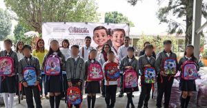 Concluye Omar Mu&ntilde;oz entrega de kits escolares en Cuautlancingo
