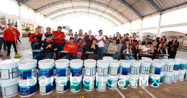 Entrega  Bety Sánchez mobiliario al Centro Escolar de Zacatlán