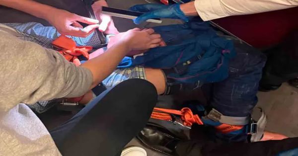 Intenta pasajero abrir la puerta del avión en pleno vuelo