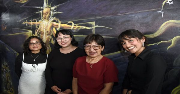 Realizan estudiantes de Artes mural en la Facultad de Psicolog&iacute;a por sus 60 a&ntilde;os