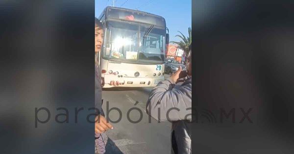 Roc&iacute;an gas lacrim&oacute;geno a pasajeros de Directo Cholula en prolongaci&oacute;n Reforma