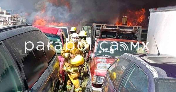 Arden 200 veh&iacute;culos en un corral&oacute;n en los l&iacute;mites deSan Pedro Cholula y Juan C. Bonilla