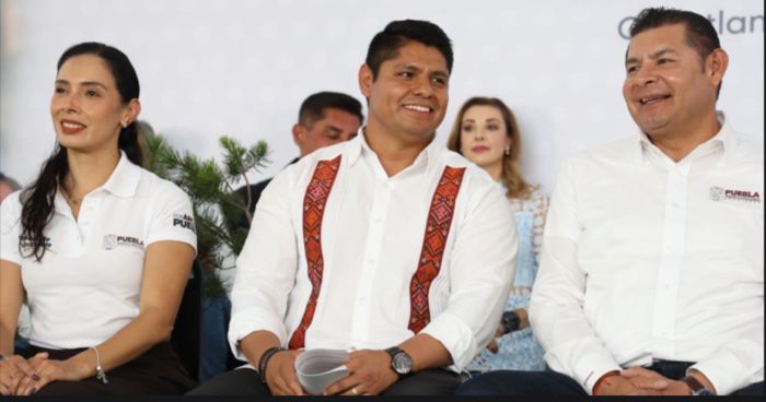 Entregan Alejandro Armenta y Omar Muñoz fertilizante y tinacos