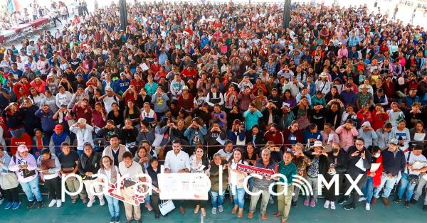 Encabeza Tonantzin Fern&aacute;ndez la entrega de tarjetas de la Beca Universal Rita Cetina