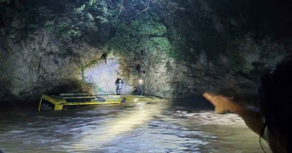 Mueren 12 personas tras ca&iacute;da de un autob&uacute;s al rio en la Puebla-Tlapa