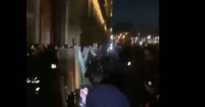 Culpa Sheinbaum a grupo pro Calderón por intento de portazo en protesta por Teuchitlán