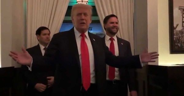 Abuchean manifestantes propalestinos a Trump en restaurante de Washington