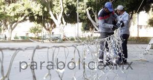 Instalan adornos navideños en Puebla y San Andrés Cholula