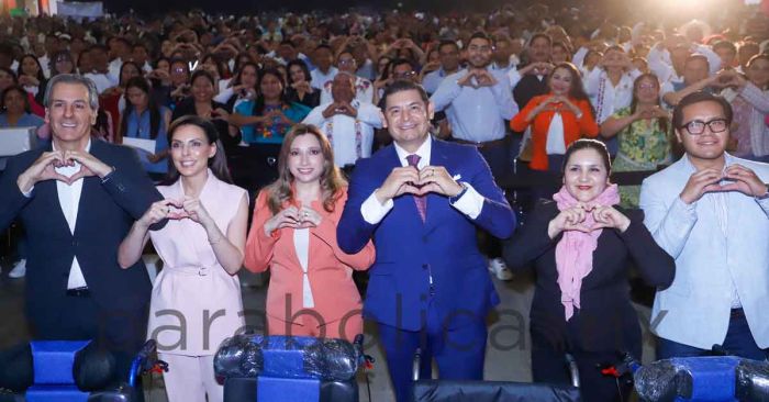 Firma Ceci Arellano convenio para que menores tengan desayunos calientes