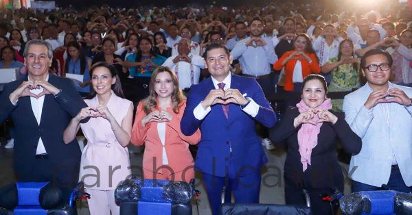 Firma Ceci Arellano convenio para que menores tengan desayunos calientes