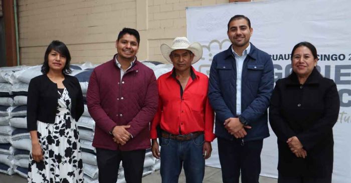 Entrega Omar Mu&ntilde;oz fertilizante a productores de San Lorenzo Almecatla