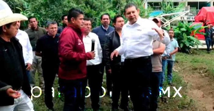 Recorre Armenta zonas afectadas por las lluvias en Eloxochitl&aacute;n