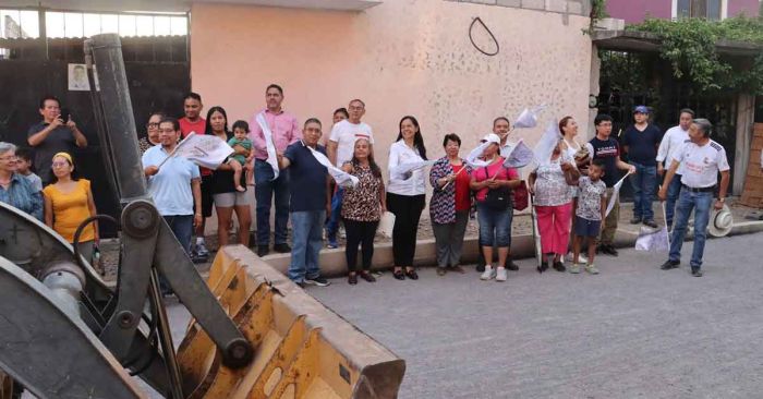 Comienza la pavimentaci&oacute;n de calle en colonia Lomas de Temaxcalapa, Atlixco