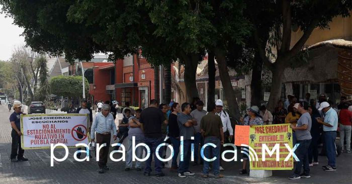 Protestan vecinos contra los parquímetros