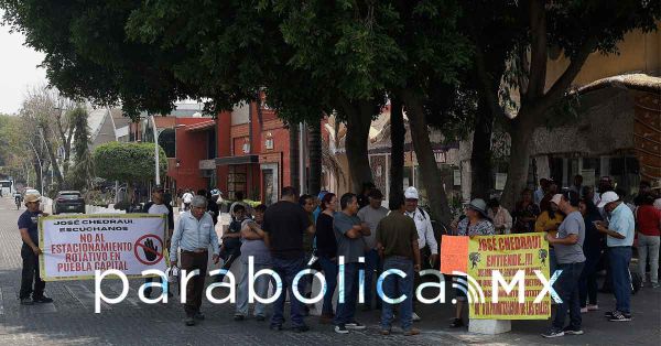 Protestan vecinos contra los parqu&iacute;metros