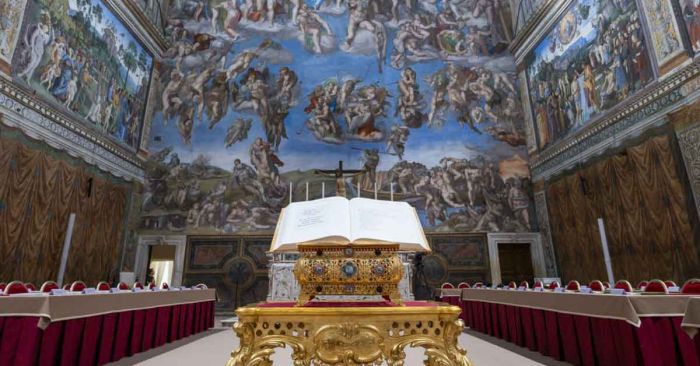 Lista la Capilla Sixtina para que cardenales elijan al próximo papa