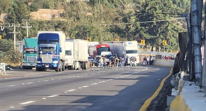 Vuelven pobladores de Tlahuapan a bloquear la pista por falsa alarma