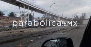 Vuelca tráiler en el Periférico Ecológico