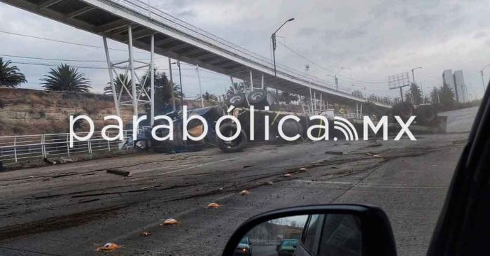 Vuelca tráiler en el Periférico Ecológico