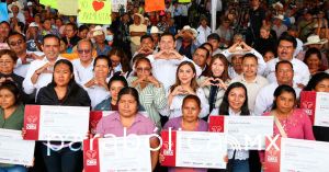 Entrega Armenta insumos agrícolas en Huehuetlán el Grande