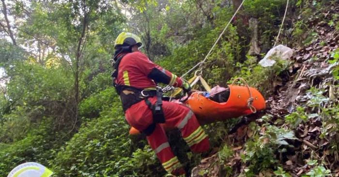 Rescatan a hombre que cayó a barranca en Bosques de Santa Anita
