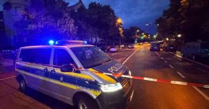 Ataca mujer a transe&uacute;ntes de M&uacute;nich con cuchillos y muere por disparos de polic&iacute;as