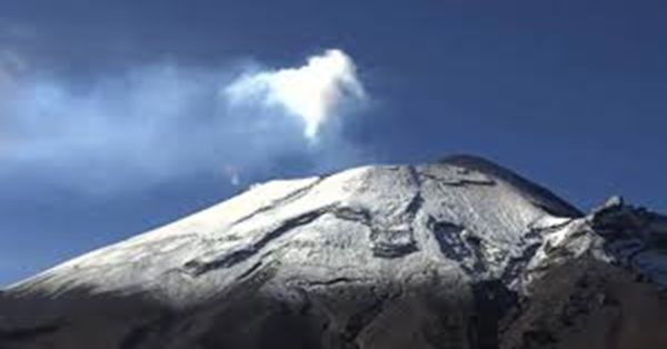Amanece el Popocatépetl con un poco de nieve