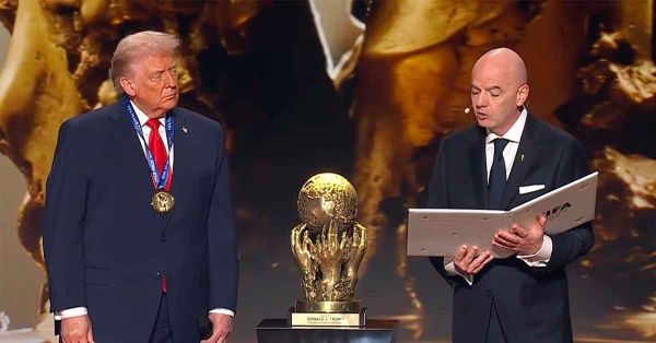 Recibe Trump pol&eacute;mico reconocimiento por la paz de FIFA