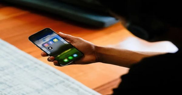 Inician en Los Ángeles prohibición de usar teléfonos en las escuelas